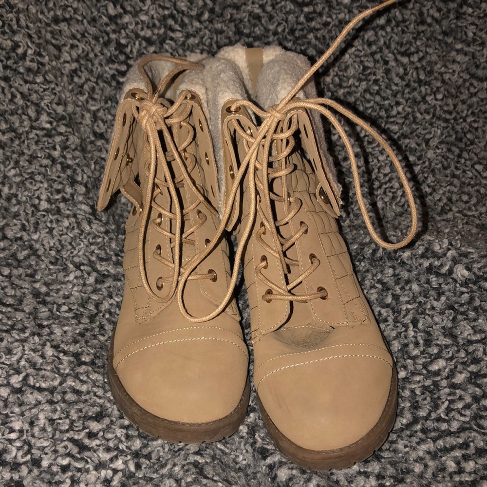 Woman’s Beige fur combat boots 9.5